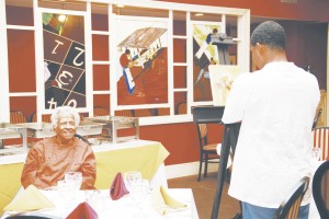 Leah Chase posing for a portrait by artist Gustave Blache at Dooky Chase
Restaurant. The oil portrait appears in the artist’s book, Dooky Chase Restaurant Featuring Leah Chase.