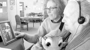 Diane Shoenfeld, left, and her aunt, Lillie Manger, 97, look at old family photos at Berkeley's Chaparral House nursing home where Manger lives.