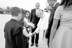 Young girl meets Pope Francis during a ceremony after his speech at the White House. President Barack Obama is standing nearby. First Lady Michelle Obama has her back to the camera. Photo courtesy of White House/Twitter